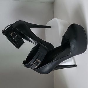 EUC Breckelle's Marisa-39 Platform Ankle Strap